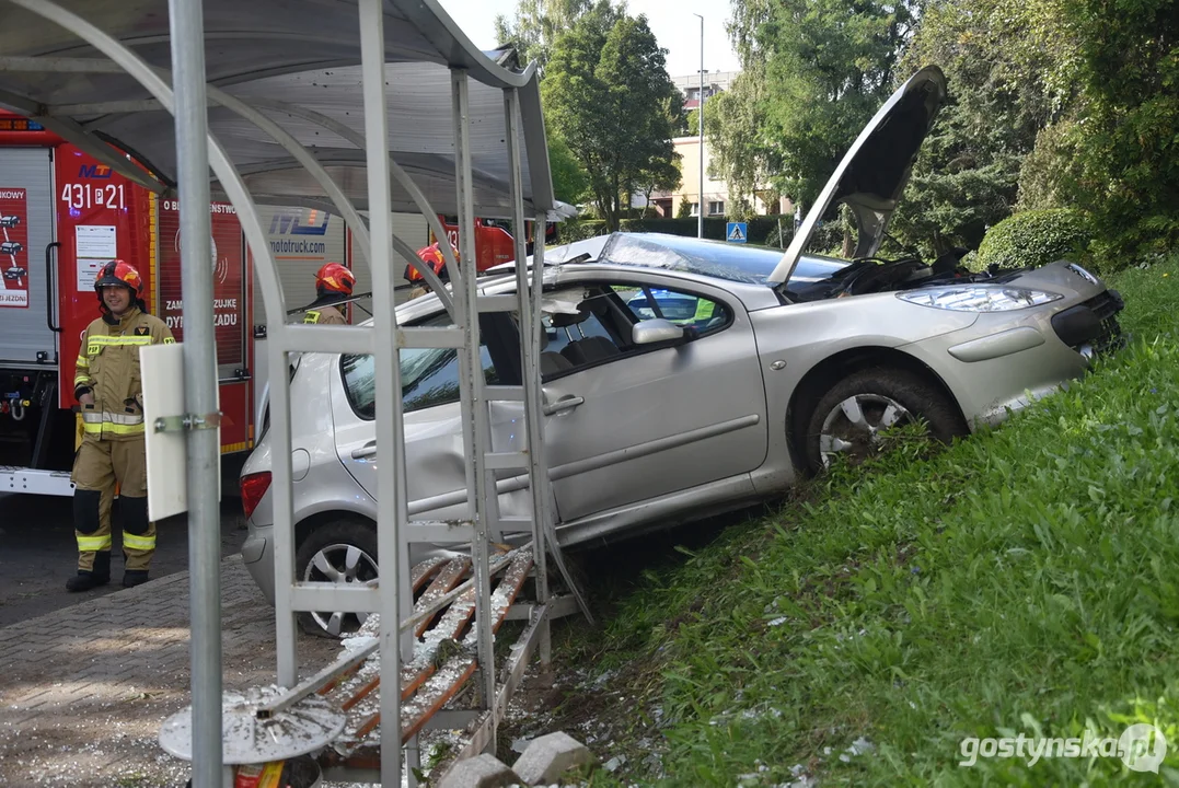 Zderzenie peugeota z przystankiem autobusowym na ul. Sikorskiego w Gostyniu
