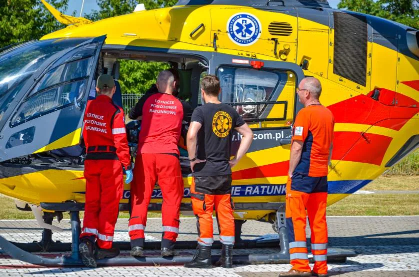 Wybuch w piwnicy na osiedlu w Jarocinie. Ciężko poparzeni mężczyźni przewiezieni śmigłowcami do szpitali