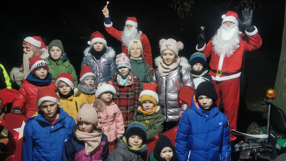 Wyjątkowe popołudnie w Starym Gostyniu. Trzej Mikołaje spacerowali i dzieciom się kłaniali - Zdjęcie główne