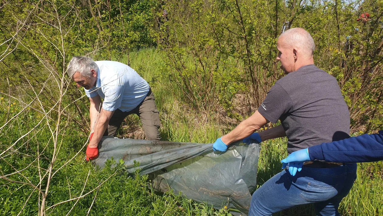 Pozbierali śmieci w okolicy ronda na pograniczu Rawicza i Sierakowa