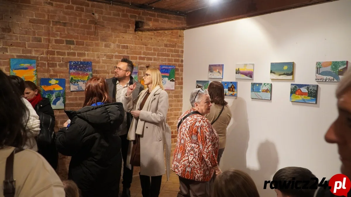 Młodzi artyści podbili Rawicz! Zimowy wernisaż w Domu Kultury pełen pasji i kolorów - Zdjęcie główne
