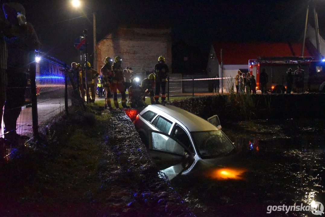 W centrum Krobi auto wpadło do stawu "Kichnera"