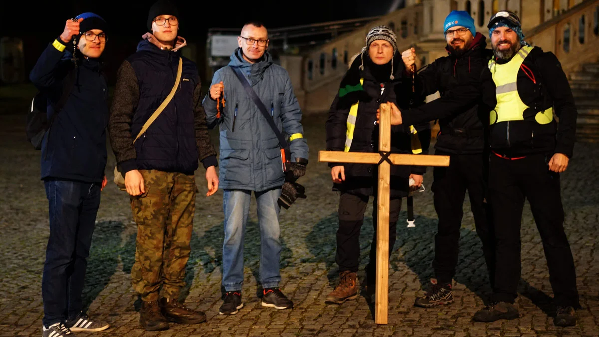 "Idę bo szukam nadziei". Ruszyli na Ekstremalną Drogę Krzyżową ze Świętej Góry... - Zdjęcie główne