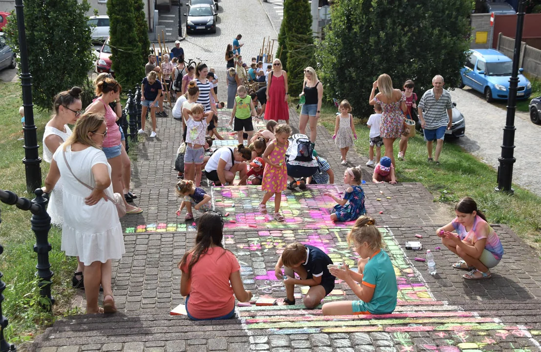 Piękny kwiatowy dywan na schodach na Górze Zamkowej. Wspólne dzieło dzieci z Gostynia - Zdjęcie główne