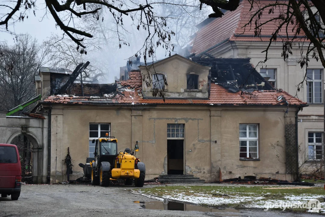 Pożar pałacu w Pępowie. Straż pożarna porządkuje pogorzelisko