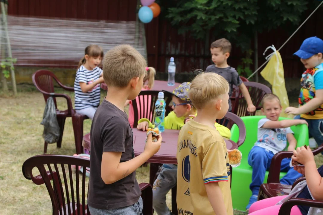 Przedszkolaki integrowały się z seniorami. Festyn na ulicy Zacisznej w Jarocinie