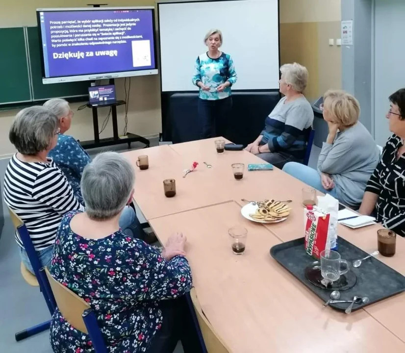 Uczniowie, nauczyciele i seniorzy na warsztatach cyfrowych w szkole w Klęce - Zdjęcie główne