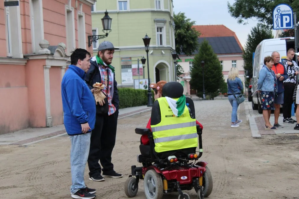 Grupa biało-zielona w drodze z Jarocina na Jasną Górę