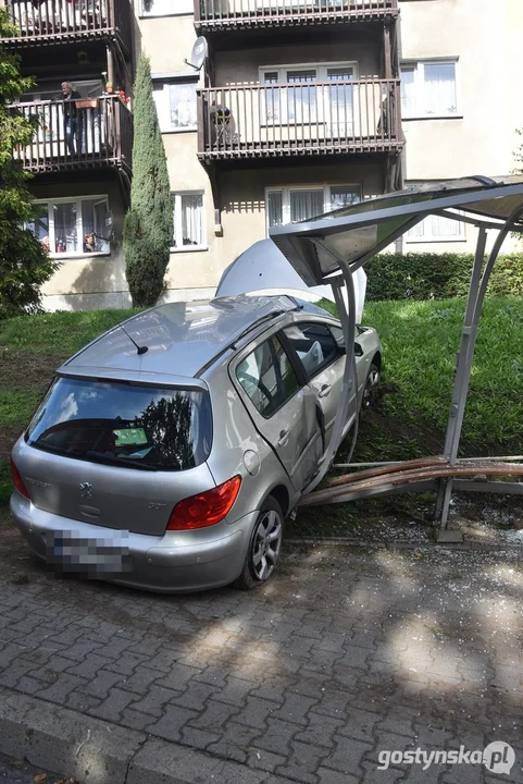 Zderzenie peugeota z przystankiem autobusowym na ul. Sikorskiego w Gostyniu