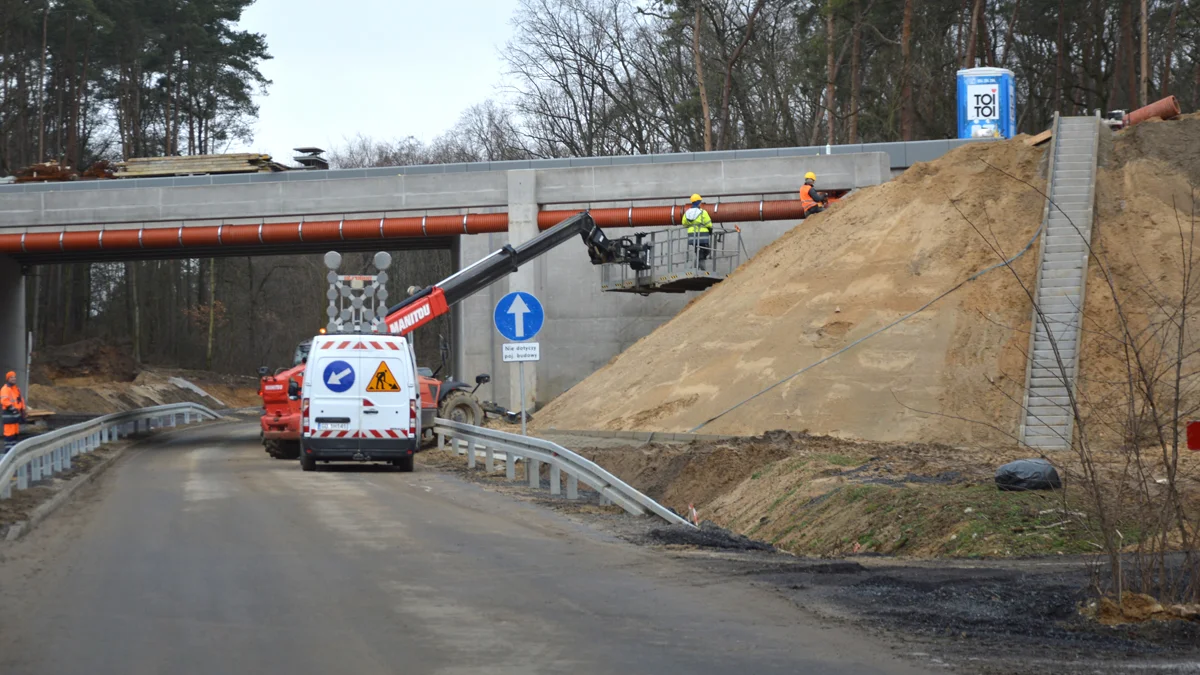 Piasek przy wiadukcie obwodnicy, na drodze Gostyń - Stary Gostyń