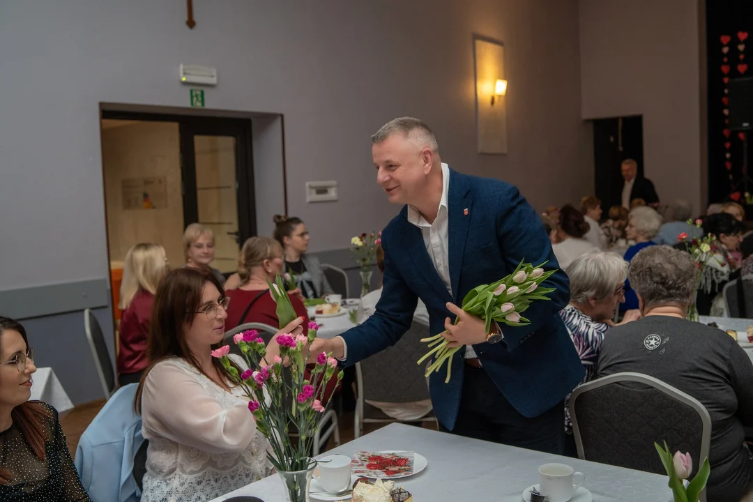 Wyjątkowy Dzień Kobiet w Dobrzycy. Koncert, kwiaty i życzenia - Zdjęcie główne