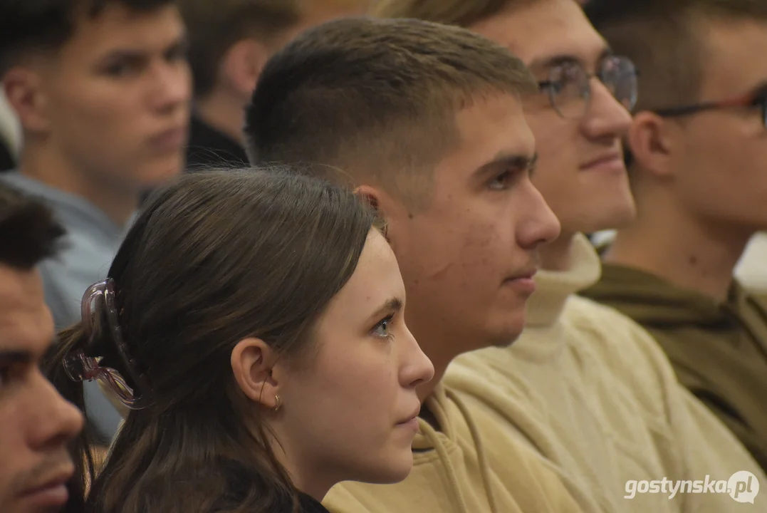 Pokaz mody studniówkowej w Zespole Szkół Zawodowych w Gostyniu 2024