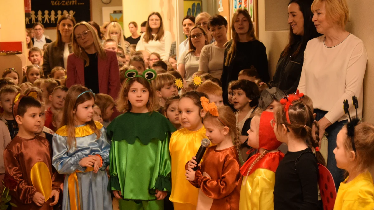 Z okazji wyjątkowego jubileuszu na terenie przedszkola pod historycznym świerkiem zakopano szczególny przedmiot - Zdjęcie główne