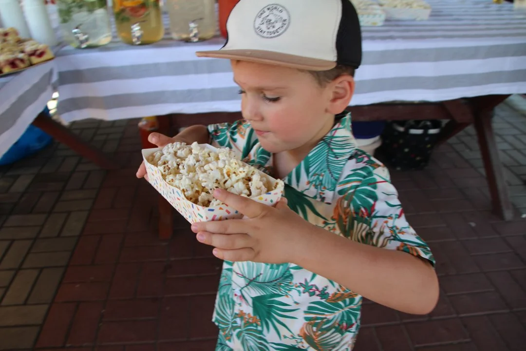 Dzieciom bardzo smakował popcorn.