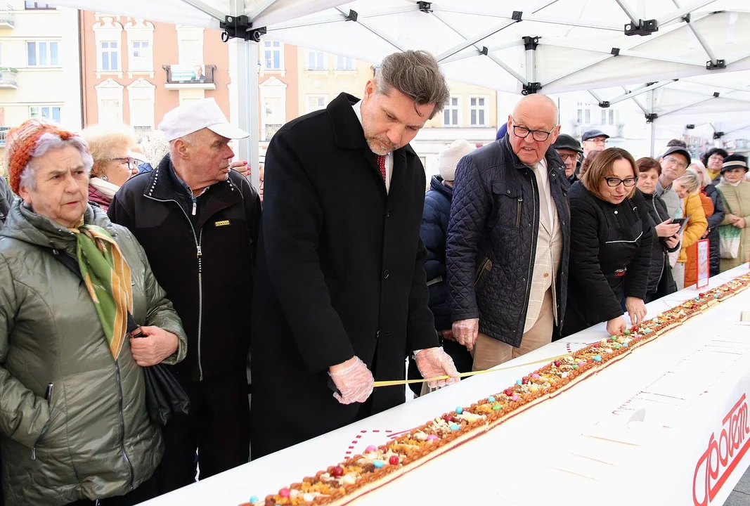 Kaliski mazurek wielkanocny bije rekord długości! Miał ponad 30 metrów - Zdjęcie główne