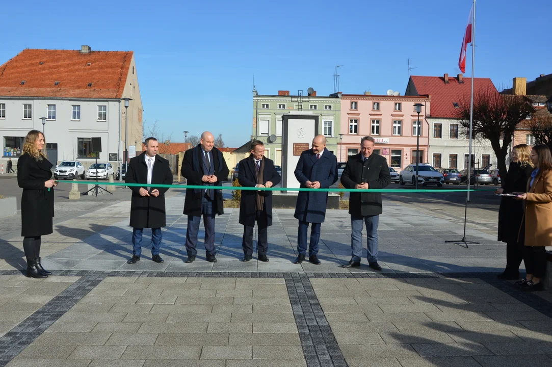 Otwarcie rynku w Jutrosinie z udziałem przedstawicieli samorządów, wojewody i parlamentu