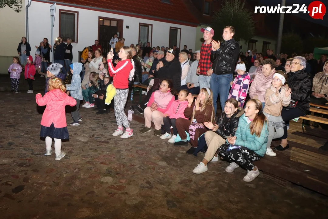 Koncert Gosi Andrzejewicz i spektakl w Sarnowie