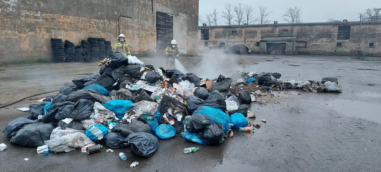 Pożar śmieci w Dobrzycy