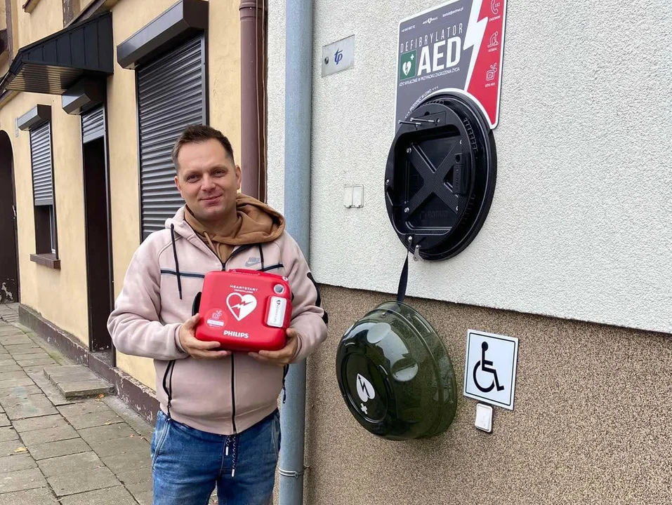 W Choczu pojawiły się AED - urządzania, które mogą uratować życie [ZDJĘCIA] - Zdjęcie główne