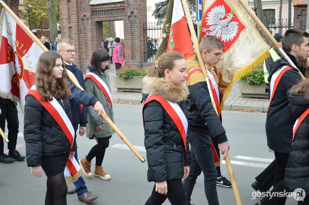 Przemarsz i uroczystości na cmentarzu w dniu 11 listopada w Krobi