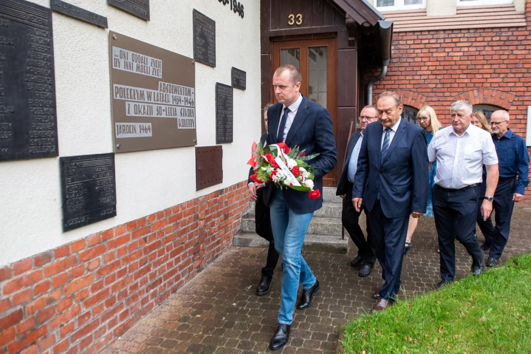 W Jarocinie uczczono symbolicznie godzinę W pod tablicą znajdującą się na ścianie Liceum Ogólnokształcącego