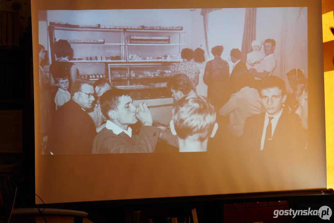 Miłośnicy starych fotografii w pogorzelskiej bibliotece