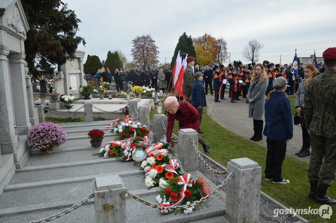 Przemarsz i uroczystości na cmentarzu w dniu 11 listopada w Krobi