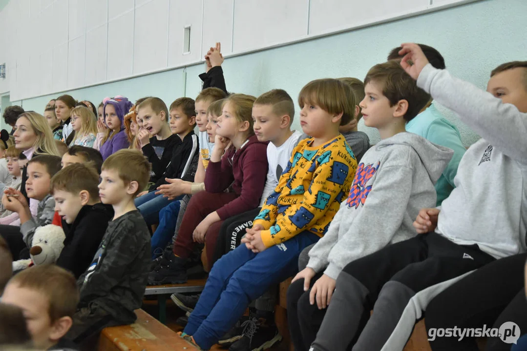 Baśniowy ambaras - rodzice uczniów Szkoły Podstawowej nr 1 w Gostyniu w spektaklu dla dzieci