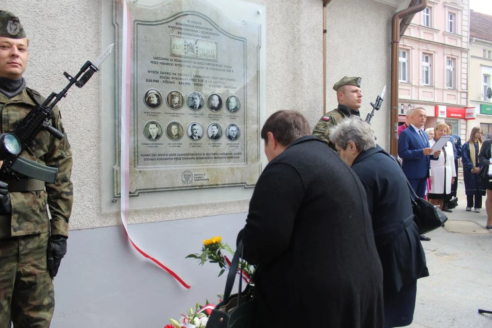 Jarocin. Odsłonięcie tablicy poświęconej kolporterom gazety konspiracyjnej "Dla Ciebie, Polsko" i koncert patriotyczny w JOK-u