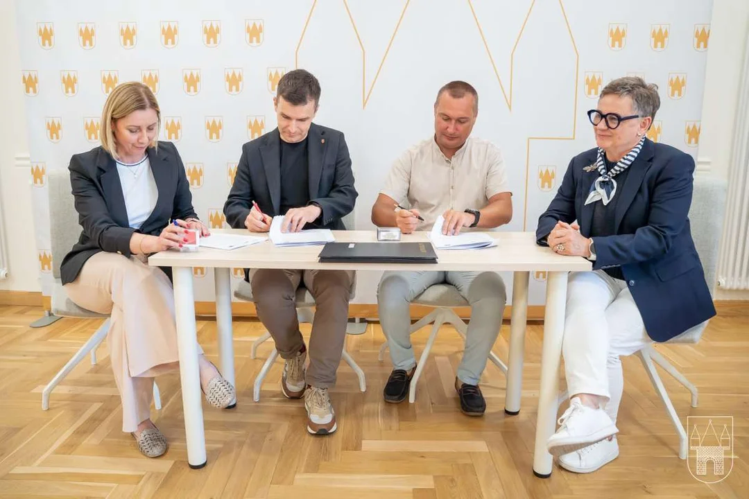 Podpisanie umów na termomodernizację świetlicy w Osieku i szkoły w Jarocinie