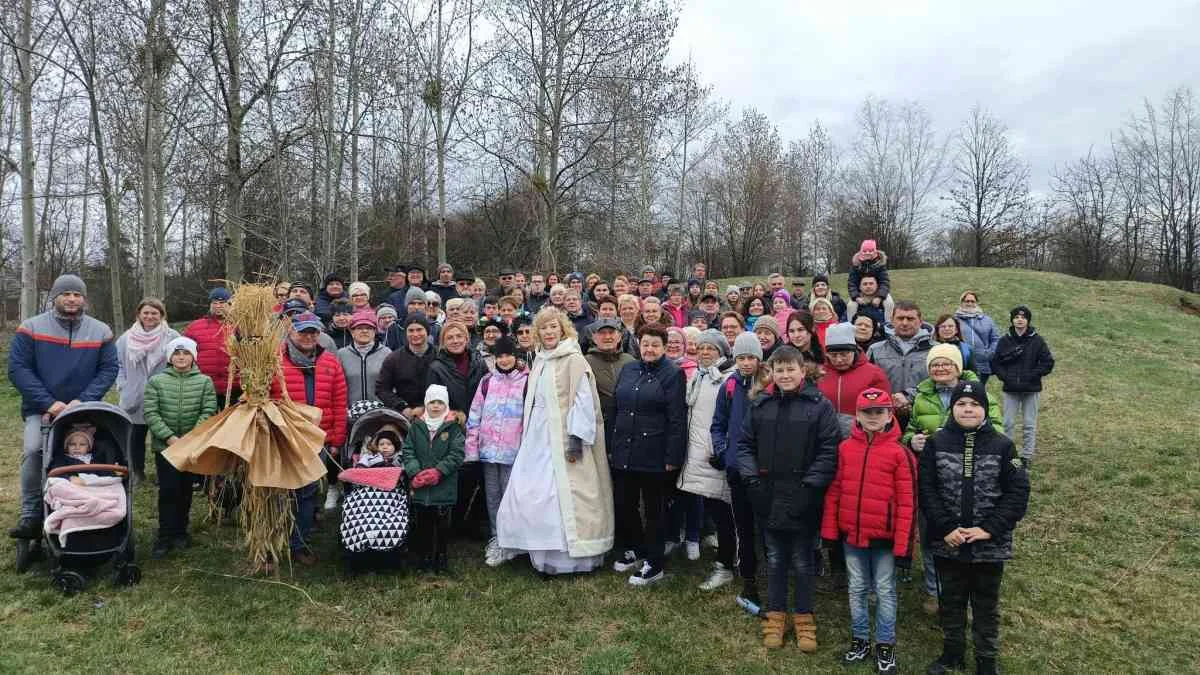 Mieszkańcy Cielczy witali wiosnę podczas spaceru - Zdjęcie główne