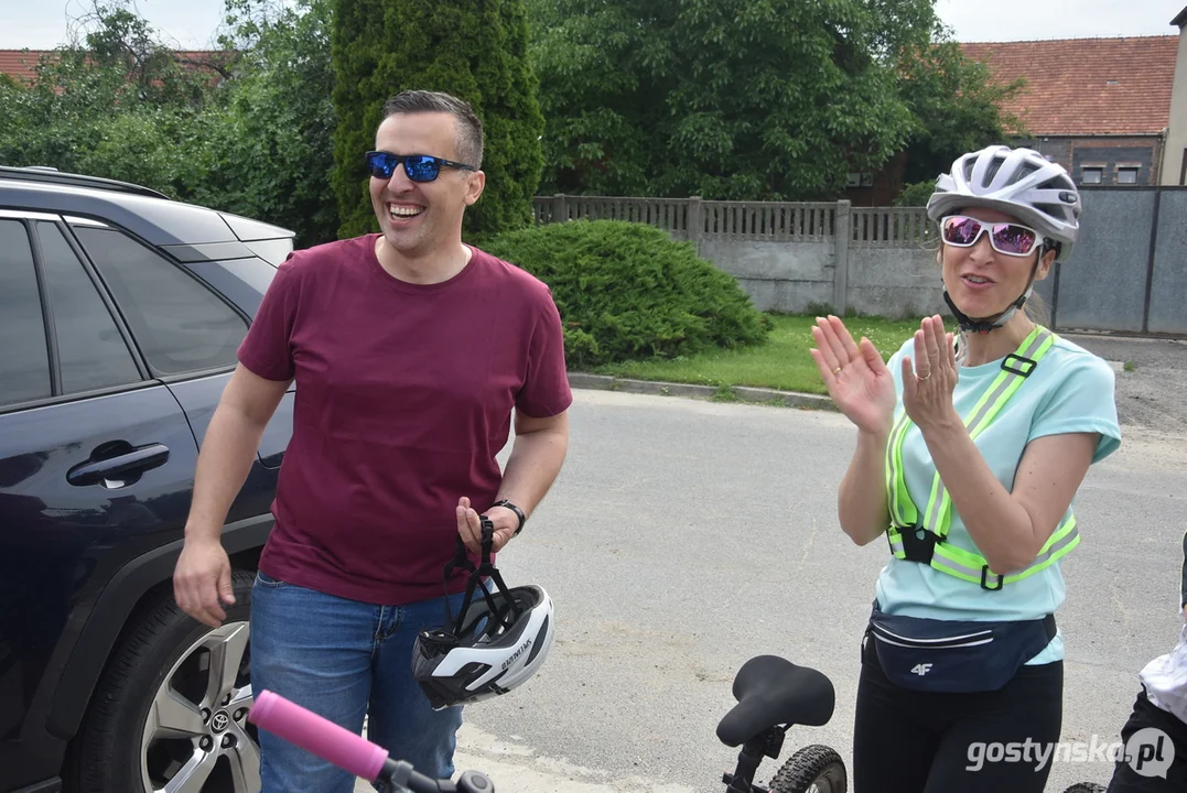 Wyborczy challenge w Piaskach i Pogorzeli. Burmistrz przywiozła wójtowi coś słodkiego