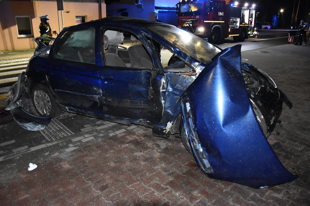 Wjechał w 2 budynki i schował się pod kartonami