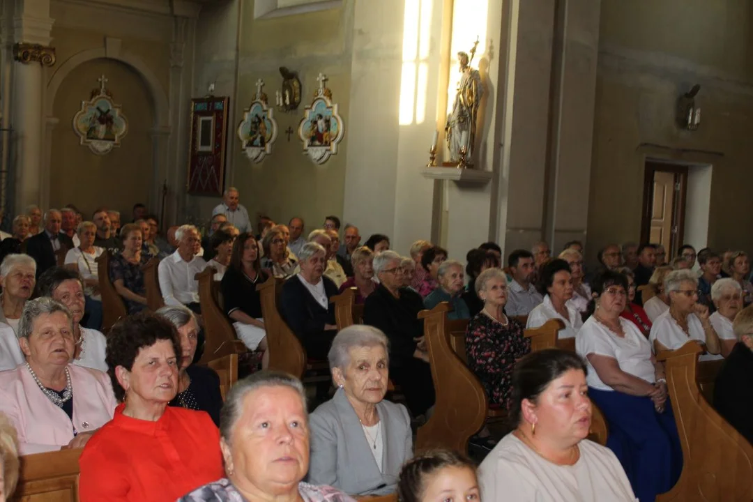 Uroczystość Matki Bożej Cieleckiej w parafii św. Małgorzaty w Cielczy z zawierzeniem KGW z gminy Jarocin