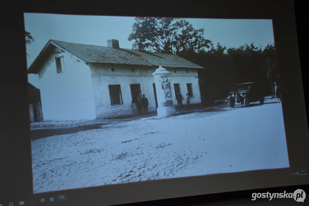 Babcie i dziadkowie razem z wnuczętami przyszli posłuchać lekcji historii Piasków