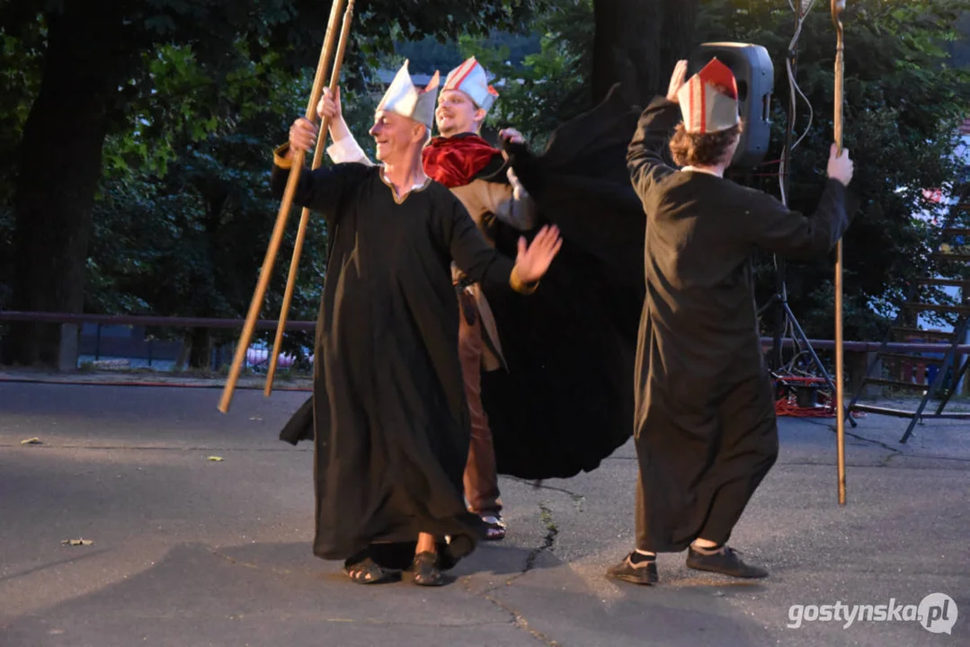 Plenerowy teatr w Piaskach. Niezapomniane przeżycia przy „Zapomnianej historii”, udana zabawa w „Polowanie na motyle”