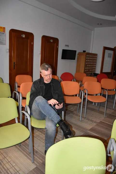 Spotkanie autorskie Grzegorza Skorupskiego w gostyńskiej bibliotece. Opowiadania "Czekając na wiatr"