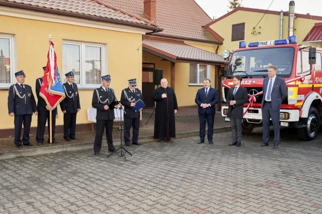 Uroczyste przekazanie samochodu strażackiego dla OSP Nowa Wieś