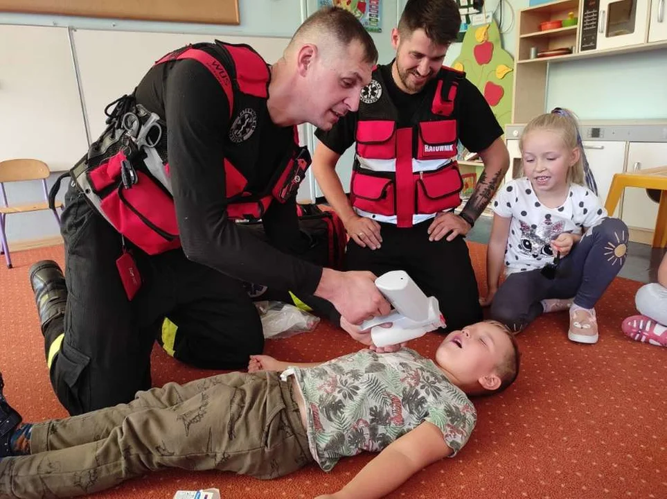 Strażacy OSP w Mieszkowie uczyli przedszkolaki zasad udzielania pierwszej pomocy [ZDJĘCIA] - Zdjęcie główne