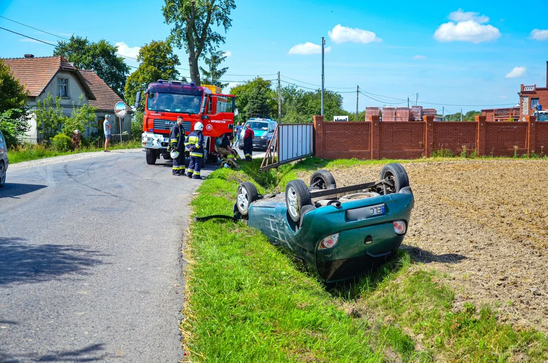 Auto dachowało i wpadło do rowu w Wilczyńcu. Kierowca był pod wpływem