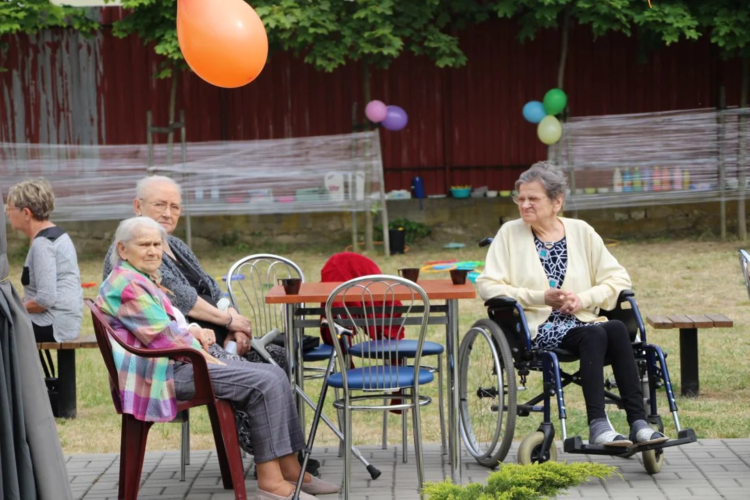 Przedszkolaki integrowały się z seniorami. Festyn na ulicy Zacisznej w Jarocinie