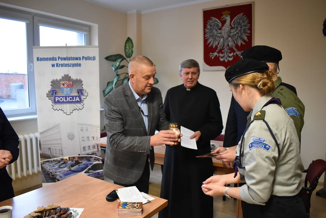 Krotoszyn. Betlejemskie Światło Pokoju u strażaków i policjantów