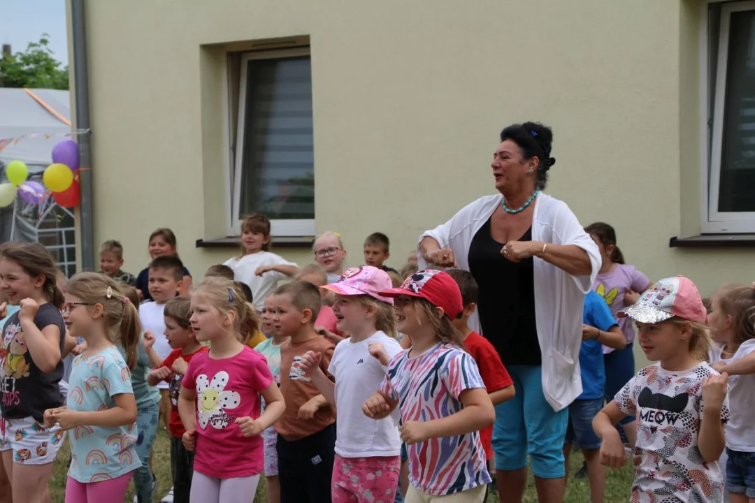 Przedszkolaki integrowały się z seniorami. Festyn na ulicy Zacisznej w Jarocinie