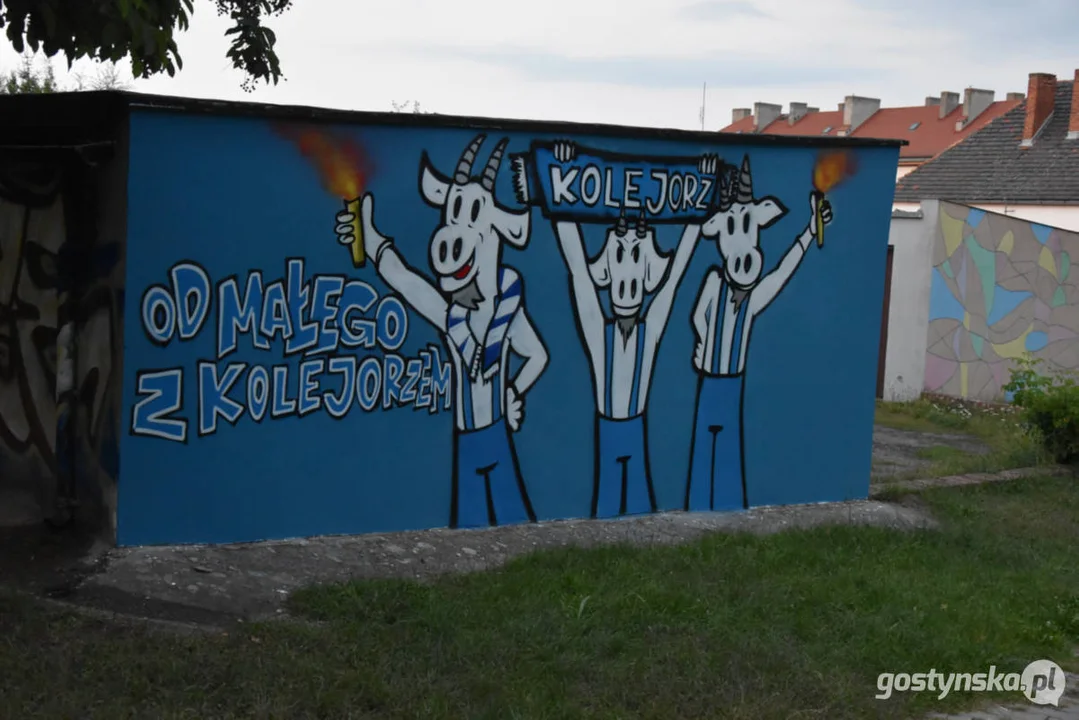 Kolejne grafy gostyńskich fanatyków „Kolejorza”. Murale ozdobiły garaże, a tym samym plac zabaw dla dzieci