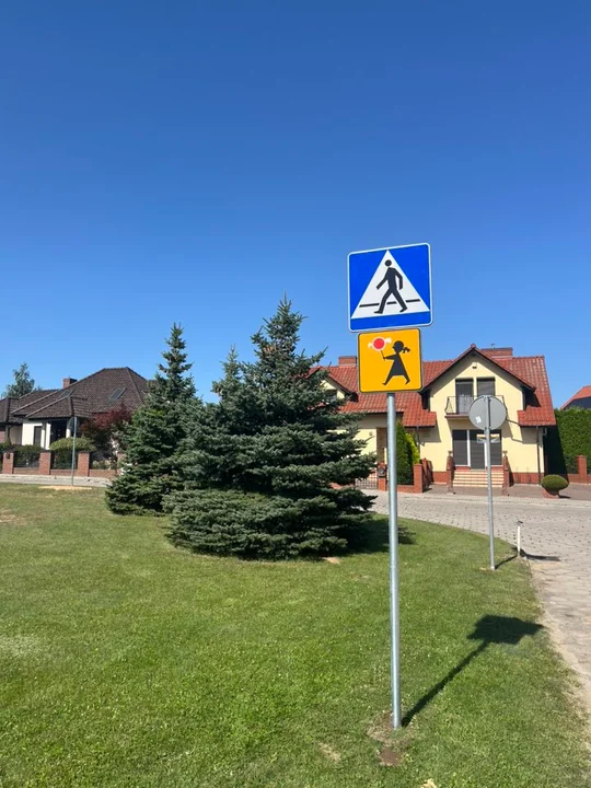 Strefa "Kiss & Ride" przed szkołą podstawową w Piaskach