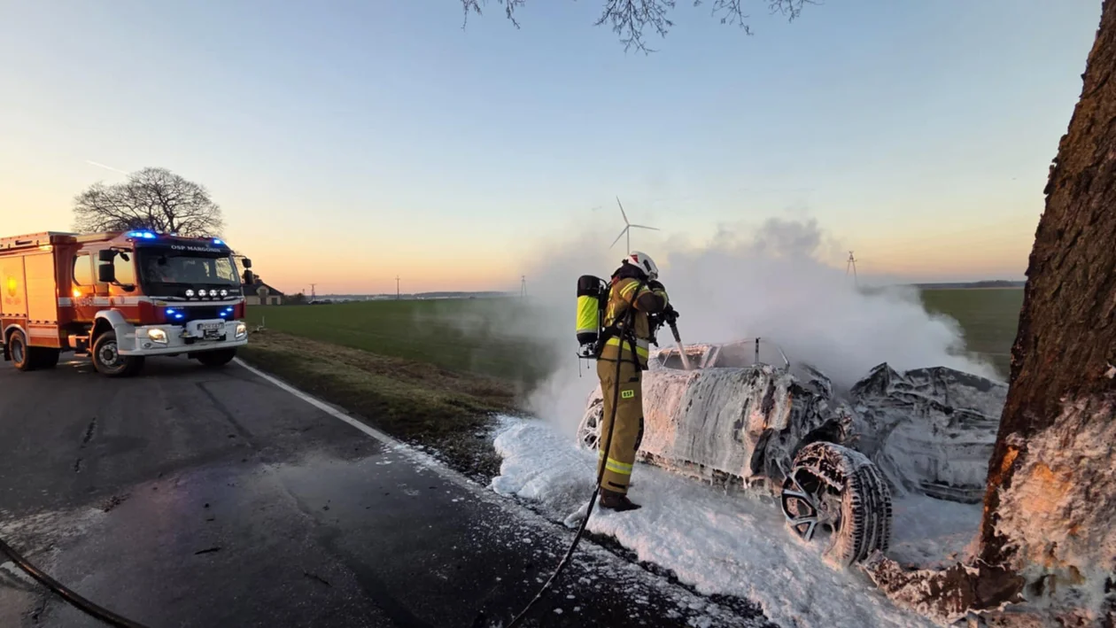 Wypadek i pożar samochodu w powiecie chodzieskim