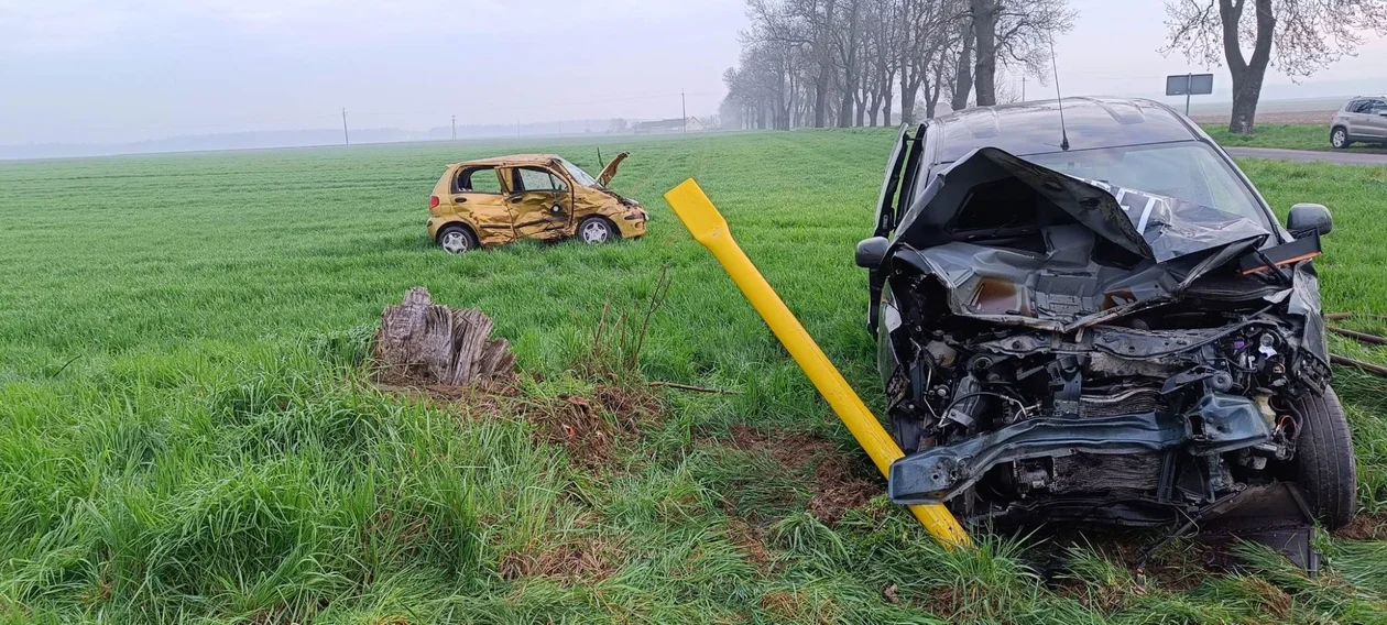 Wypadek w Chrzanie. Po zderzeniu auta zatrzymały się na polu - Zdjęcie główne