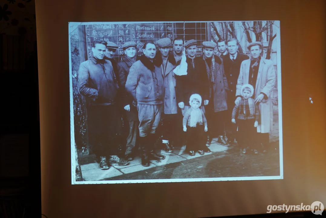 Miłośnicy starych fotografii w pogorzelskiej bibliotece