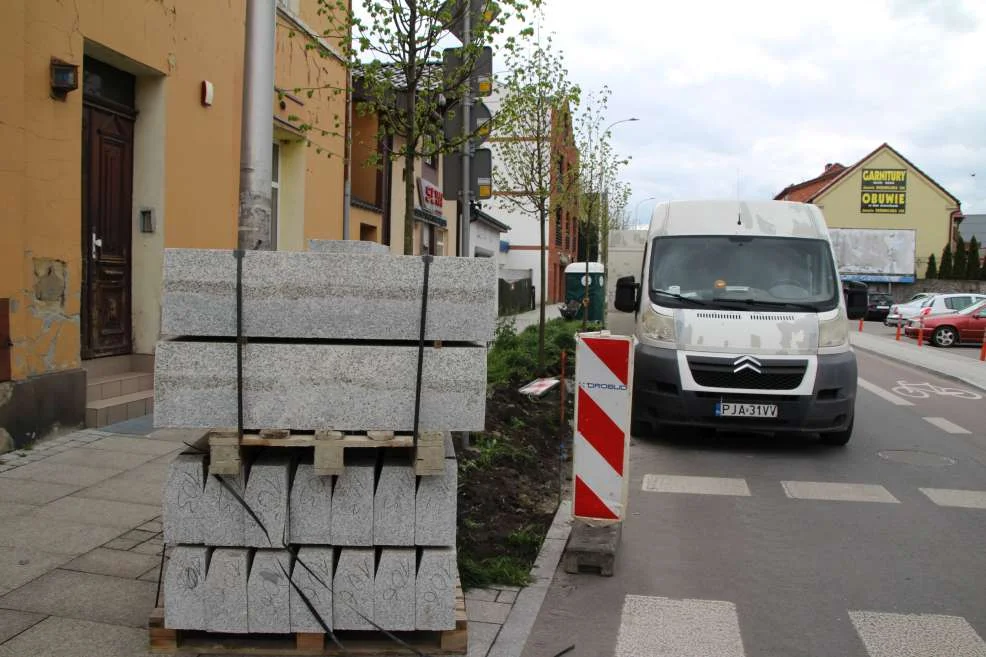 Ciężarówki rozjeżdżają nowe uliczki w centrum Jarocina (ul. Śródmiejska)