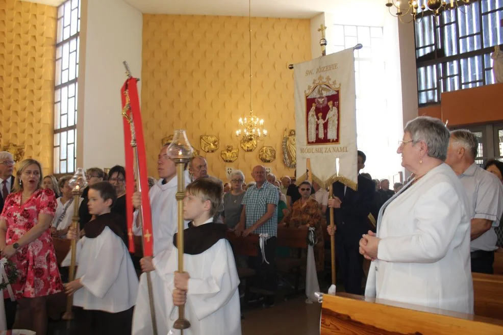 Tablica dla ojca Sylwina Wojdanowicza oraz jubileuszowy zjazd franciszkanów w Jarocinie